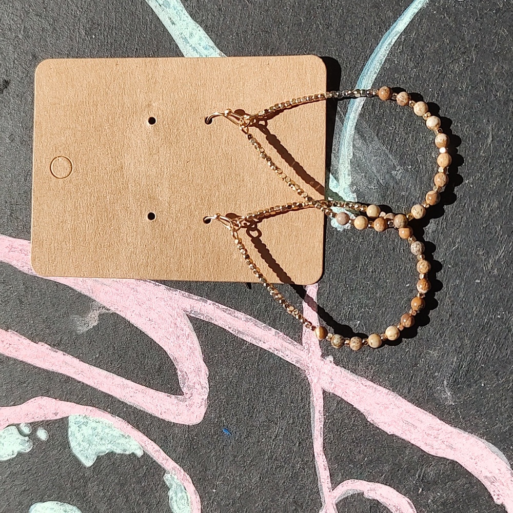 -☀️NWT oval gold drop earrings with light tan beads ☀️SALE 3/$12